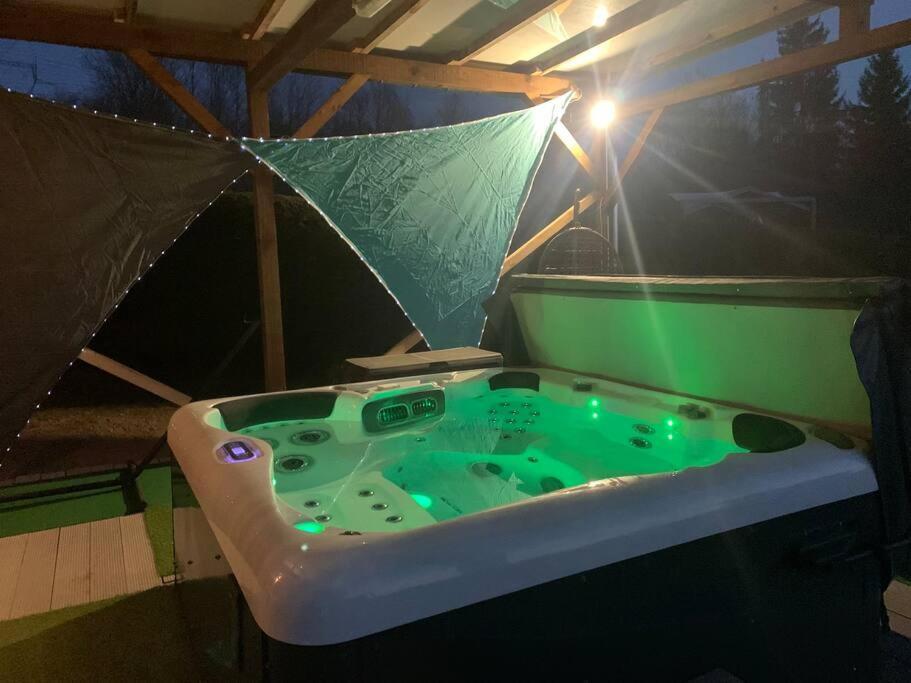Chalet 2 Personnes Avec Jacuzzi Et Piscine Saisonniere Partagee Corcieux Extérieur photo