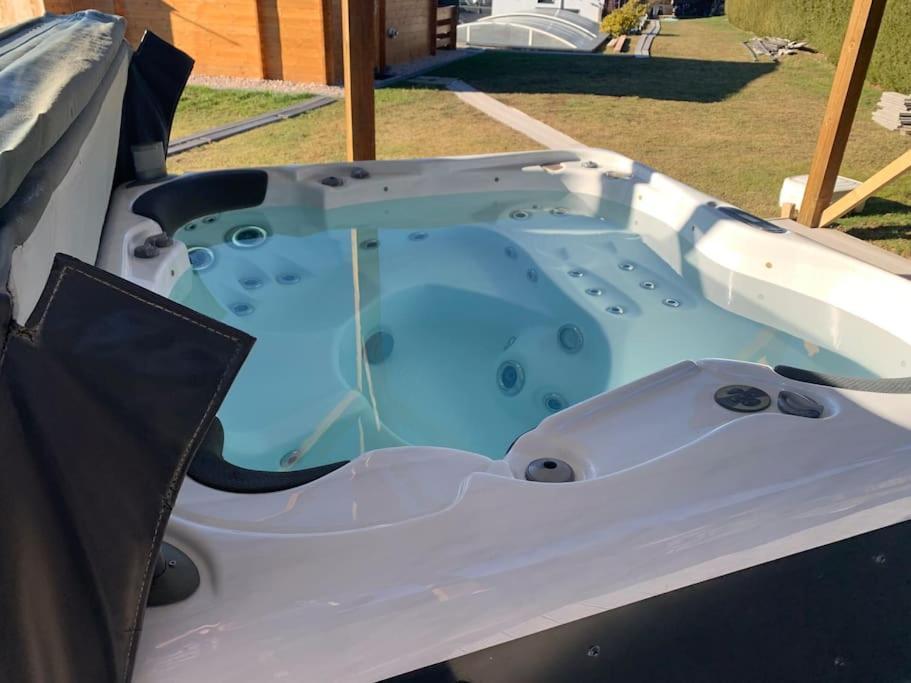 Chalet 2 Personnes Avec Jacuzzi Et Piscine Saisonniere Partagee Corcieux Extérieur photo