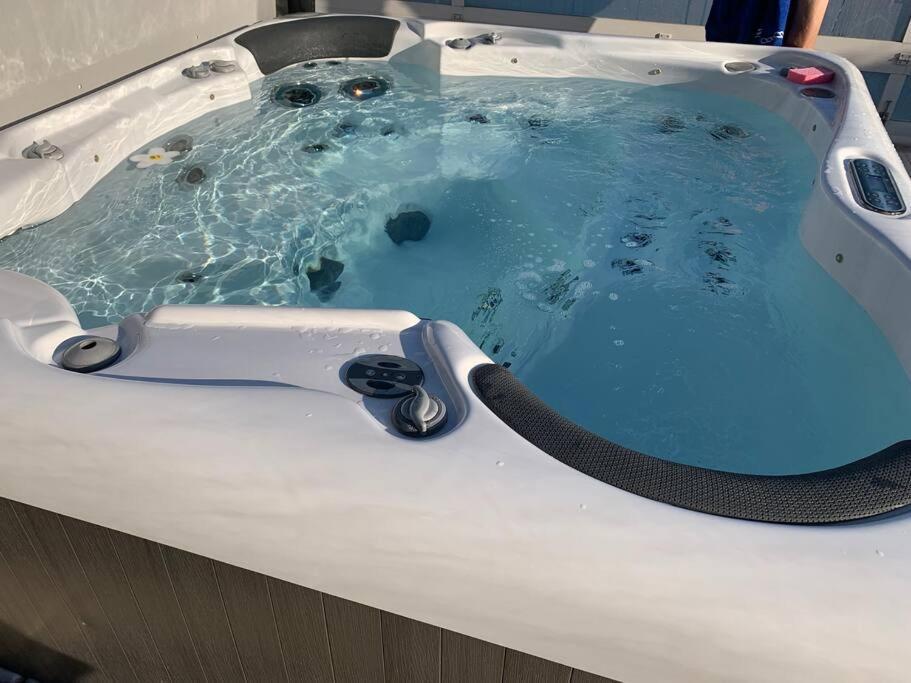 Chalet 2 Personnes Avec Jacuzzi Et Piscine Saisonniere Partagee Corcieux Extérieur photo