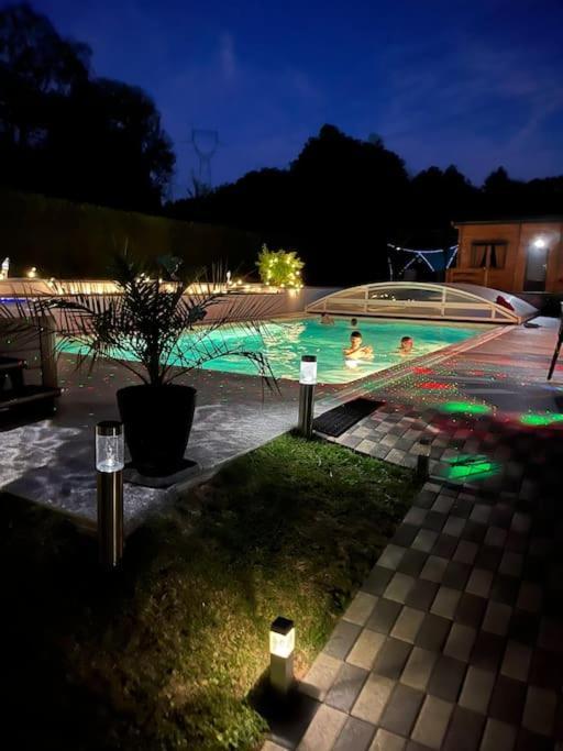 Chalet 2 Personnes Avec Jacuzzi Et Piscine Saisonniere Partagee Corcieux Extérieur photo