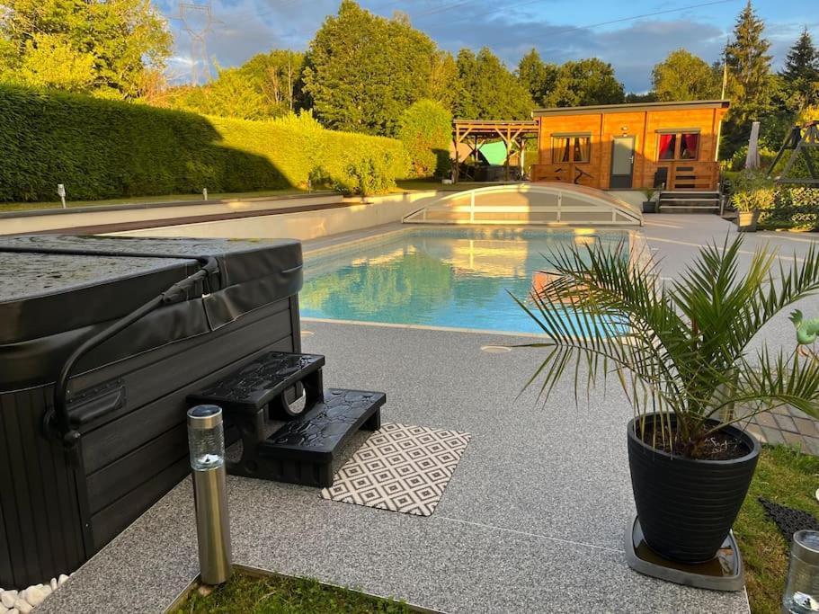 Chalet 2 Personnes Avec Jacuzzi Et Piscine Saisonniere Partagee Corcieux Extérieur photo