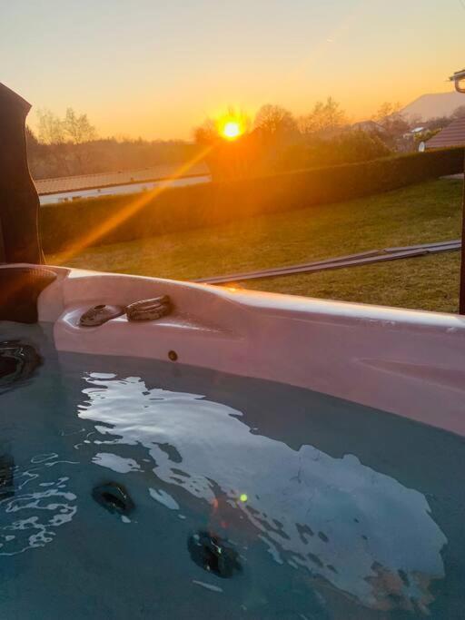 Chalet 2 Personnes Avec Jacuzzi Et Piscine Saisonniere Partagee Corcieux Extérieur photo